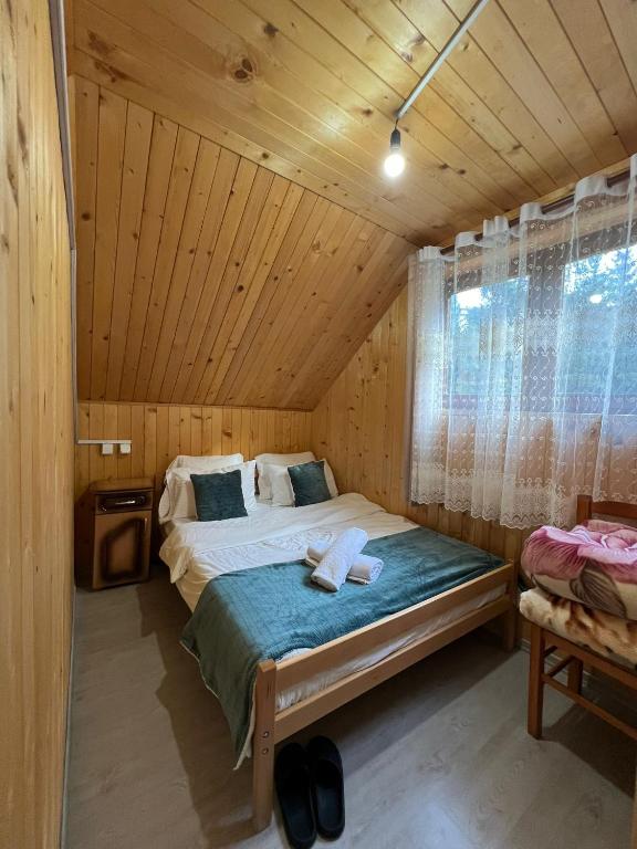 Postel nebo postele na pokoji v ubytování Bujtina Arlindi