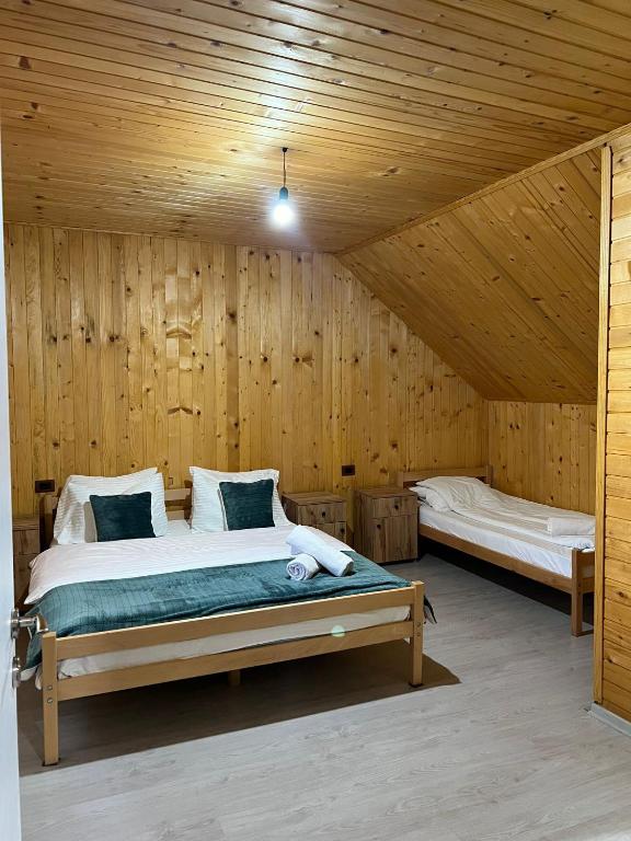 Postel nebo postele na pokoji v ubytování Bujtina Arlindi