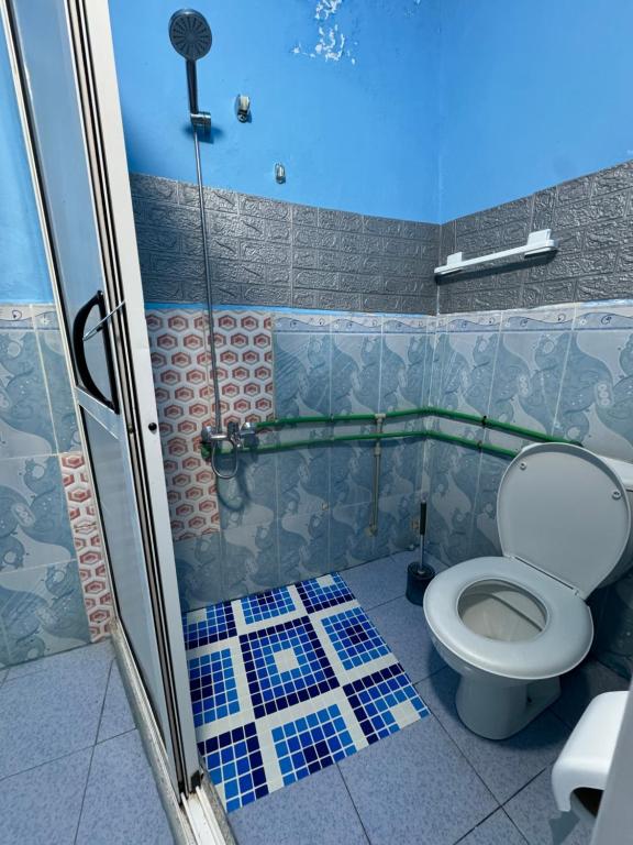 y baño con ducha y aseo. en Bleu home, en Chefchaouen