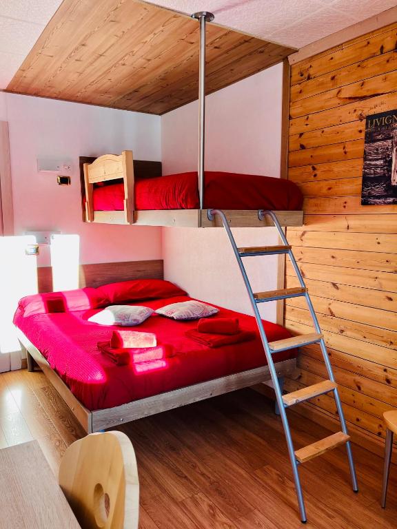- łóżko piętrowe z drabiną w pokoju w obiekcie Home, sweet home w Livigno