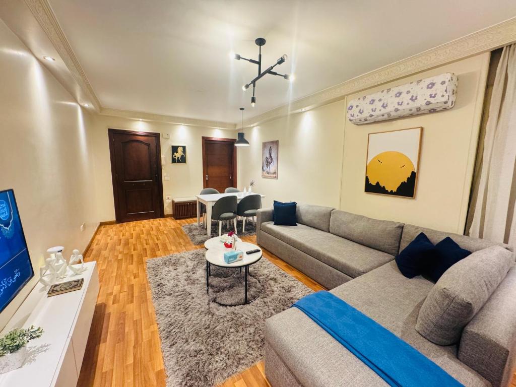 TV a/nebo společenská místnost v ubytování Mokattem private Condo