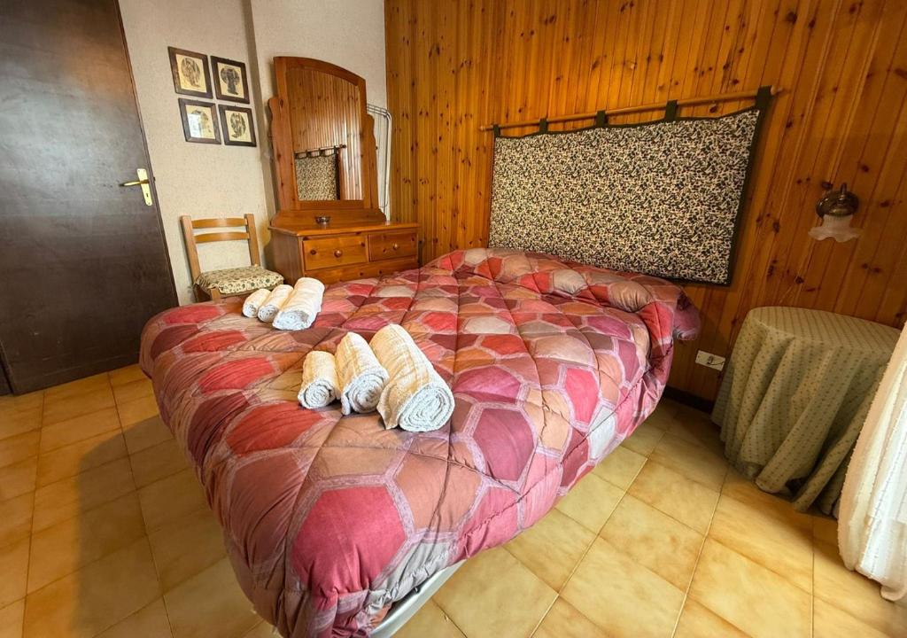 Un dormitorio con una cama grande con almohadas. en PALAGHIACCIO - 6 posti letto affianco al palaghiaccio di Roccaraso, en Roccaraso