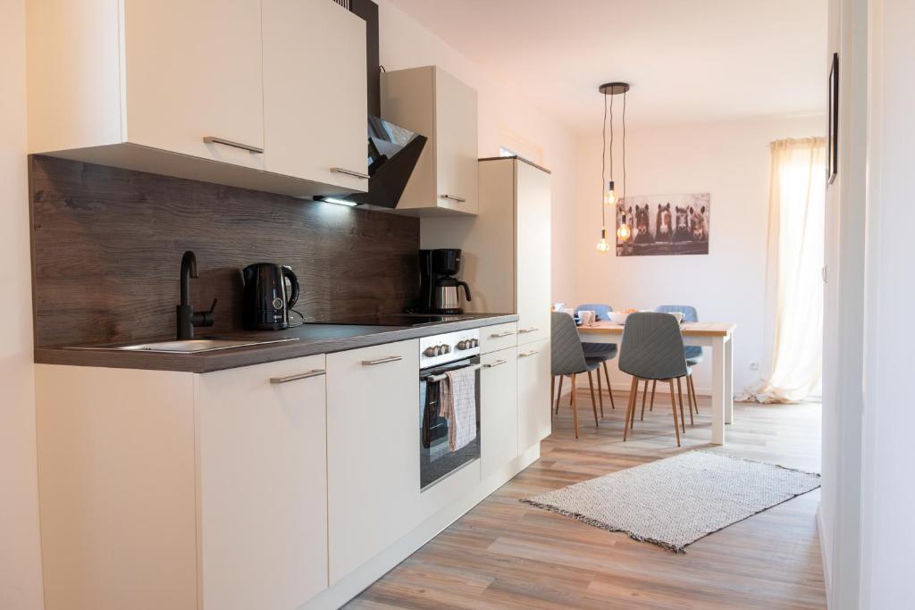 Kuchyň nebo kuchyňský kout v ubytování Ferienwohnungen Reiterhof Boltenhagen