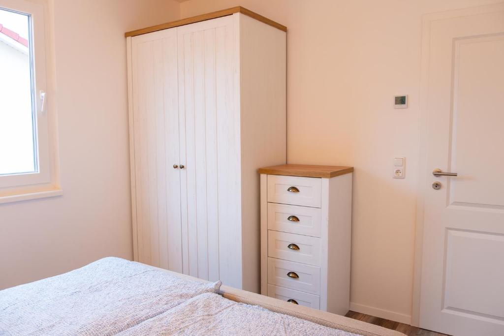Postel nebo postele na pokoji v ubytování Ferienwohnungen Reiterhof Boltenhagen