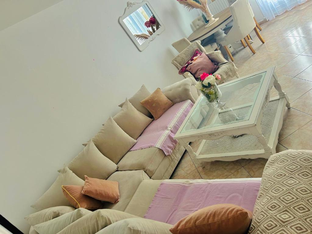 un salon avec un canapé et un miroir dans l'établissement Le Confort Urbain, à Chevilly-Larue