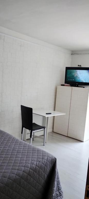 TV a/nebo společenská místnost v ubytování Camera con Bagno ingresso autonomo