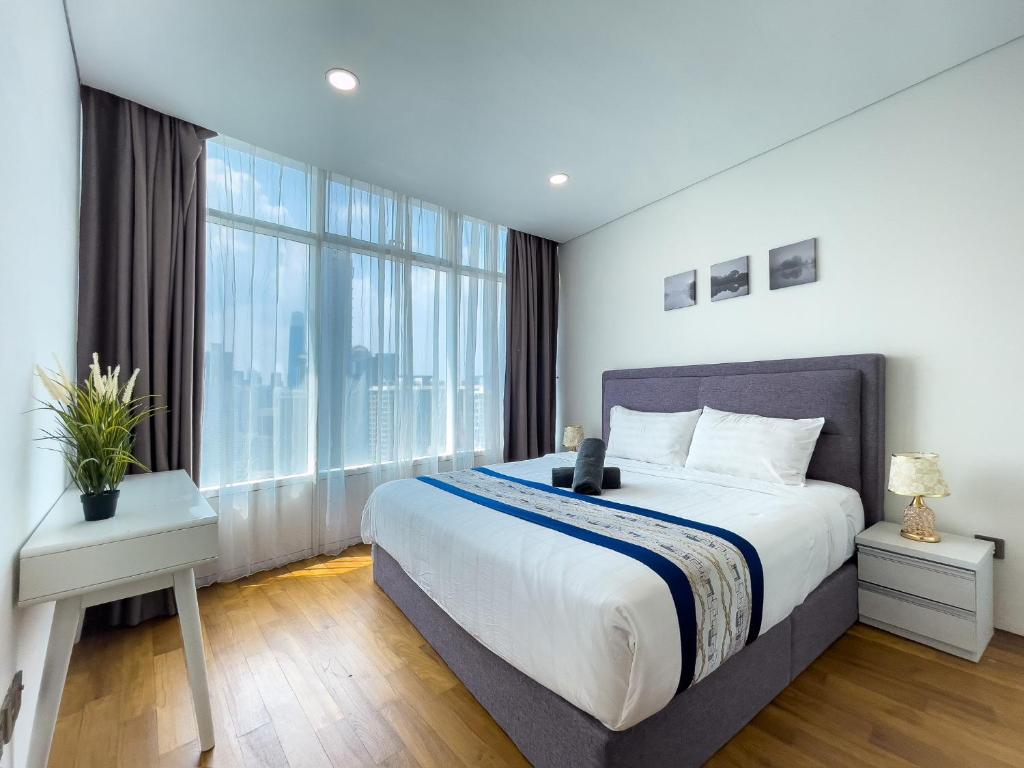 sypialnia z dużym łóżkiem i dużym oknem w obiekcie Vortex Suites klcc By Sky House w Kuala Lumpur