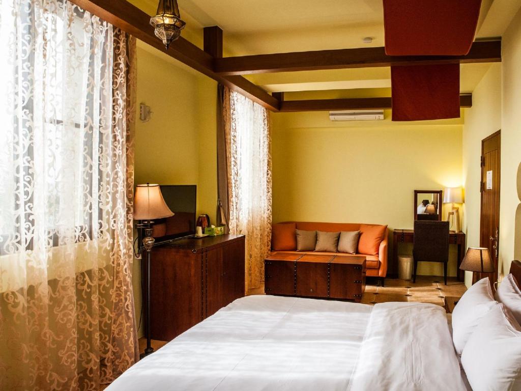 Postel nebo postele na pokoji v ubytování Oasis Hotel
