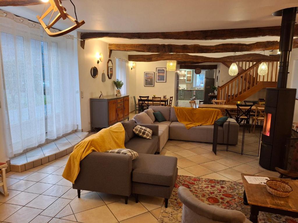 un salon avec un canapé et une table dans l'établissement La grange des Thermes, à Beaucens