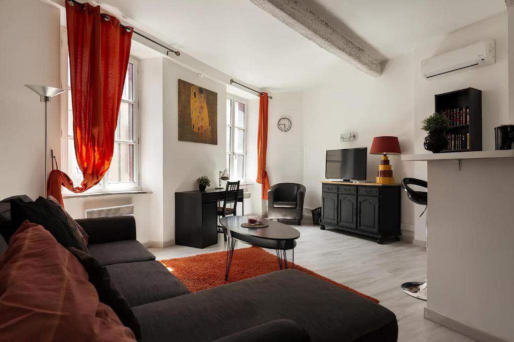 un salon avec un canapé et une table dans l'établissement Charmant T2 au pied de la Cité, à Carcassonne