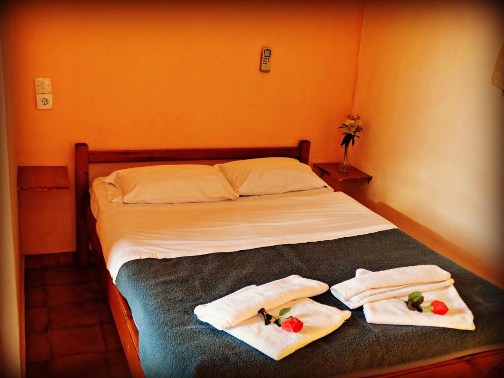 Postel nebo postele na pokoji v ubytování Akrotainaritis Rooms