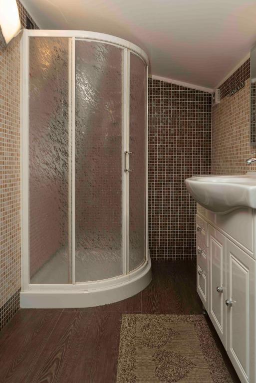 B&B Benny-Camere moderne con parcheggio vicino Caserta e A1, ideale per lavoro e turismo - Driepersoonskamer Met Eigen Badkamer