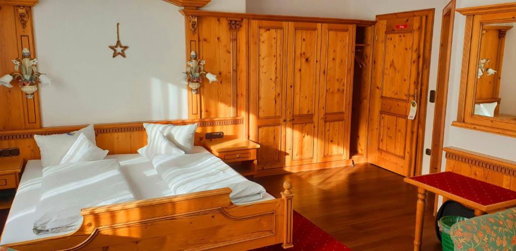 Postel nebo postele na pokoji v ubytování Alpenotel Rosenhof Ruhpolding, Wellness, Chiemgau Karte, Travelingo Bonus Programm