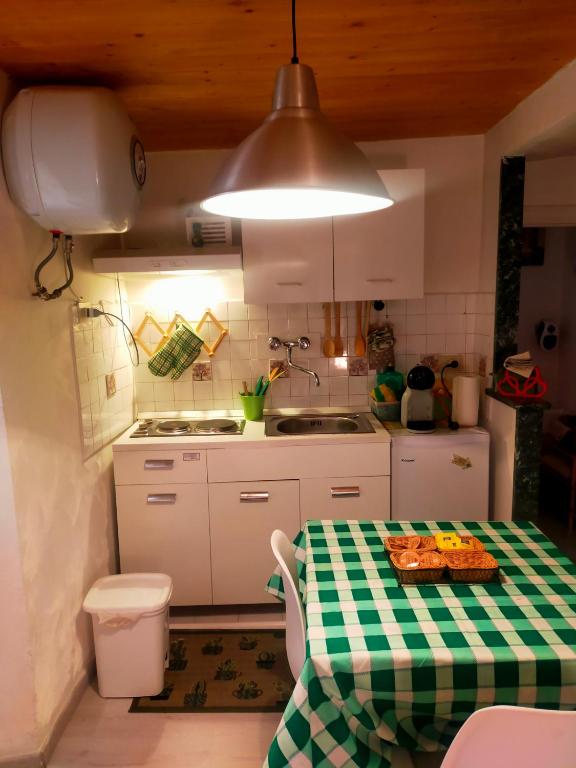 Kuchyň nebo kuchyňský kout v ubytování Monolocali Tra Rieti e Terminillo e lago del Salto