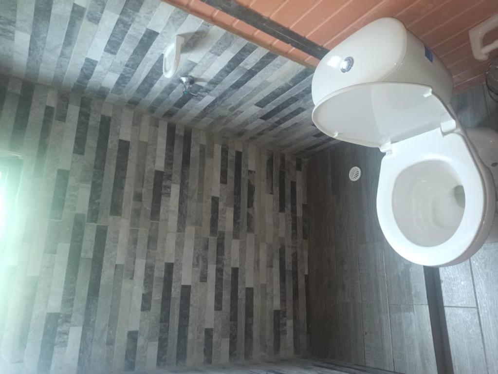 een badkamer met een wit toilet in een kamer bij Villa café in Vergara