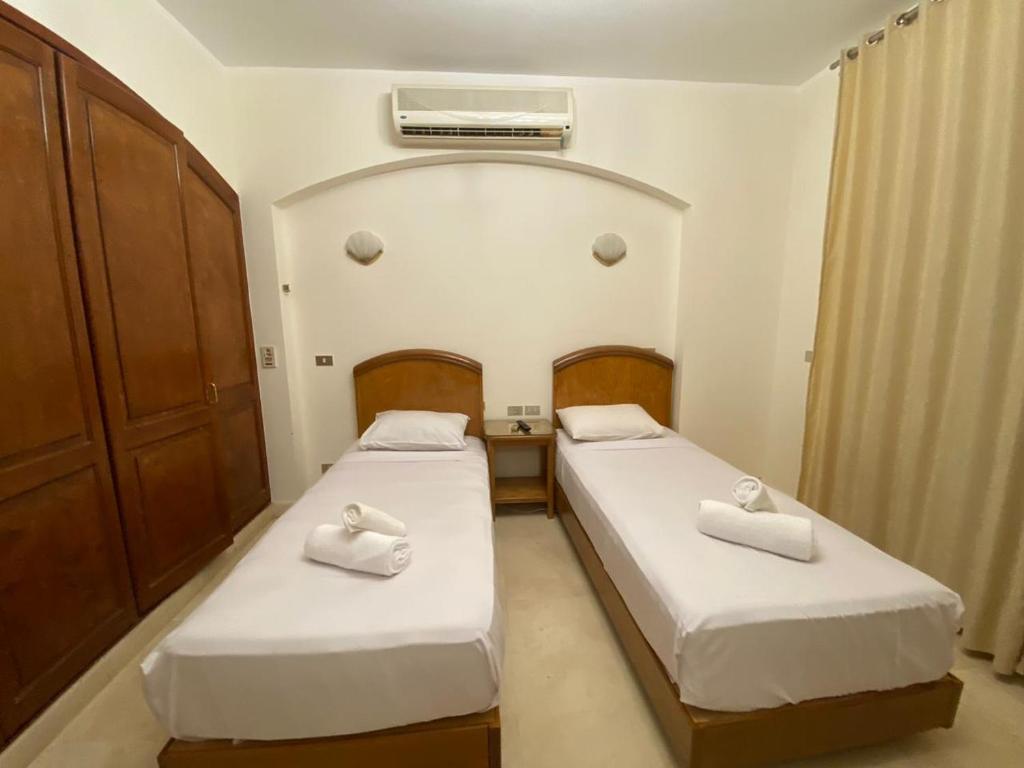 Postel nebo postele na pokoji v ubytování bedroom in west golf 1