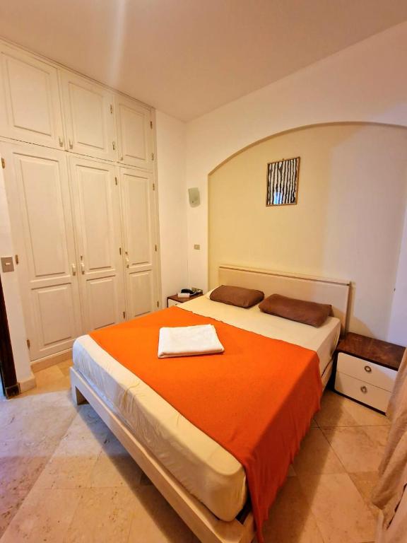 Postel nebo postele na pokoji v ubytování bedroom in west golf 1