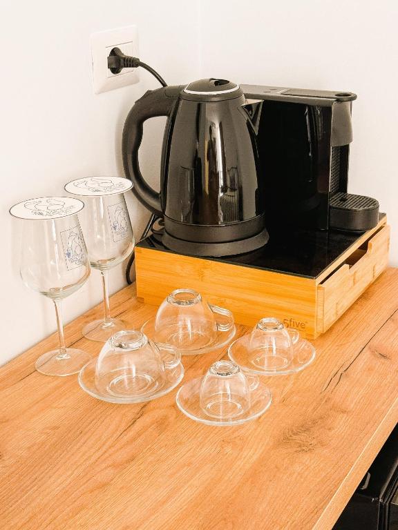 Příslušenství pro přípravu čaje a kávy v ubytování VOLPE E UVA Winesuites & Spa