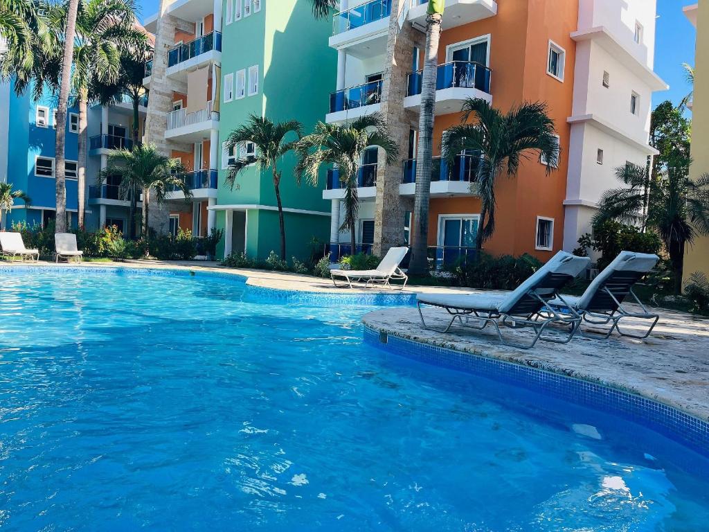 una piscina di fronte ad alcuni edifici di appartamenti di Cozy condo 290m distance from the beach a Punta Cana