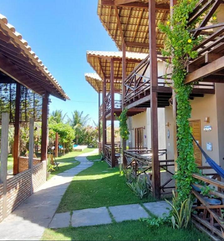 a courtyard of a house with a walkway at Mar Doce Lar - Praia Macapa in Luis Correia