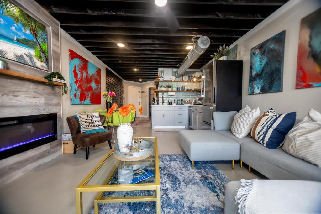 una sala de estar con un sofá y una mesa en Billy's Bungalow 1bd Heated pools Steps to the beach, en Galveston