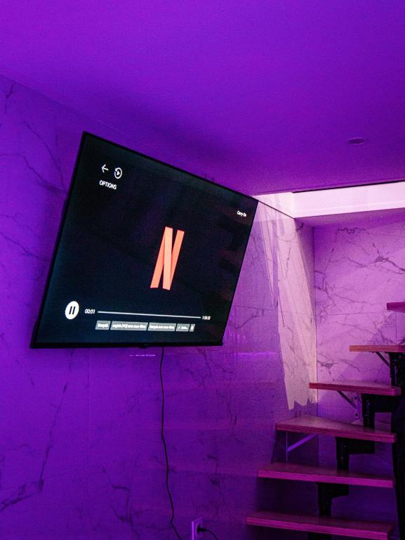TV a/nebo společenská místnost v ubytování Suite KING Size SAUNA JACUZZI