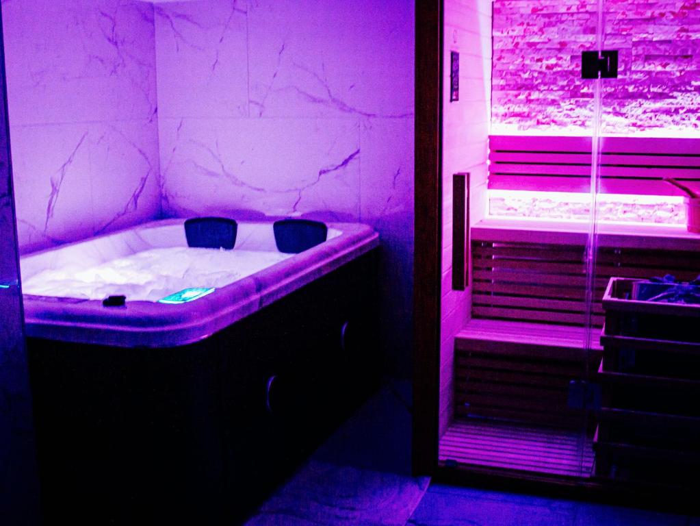 Fotografie z fotogalerie ubytování Suite KING Size SAUNA JACUZZI v destinaci Lisieux