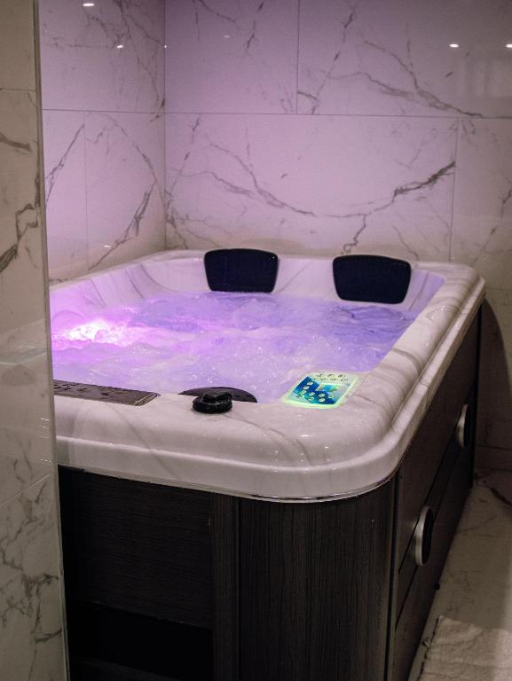 Fotografie z fotogalerie ubytování Suite KING Size SAUNA JACUZZI v destinaci Lisieux