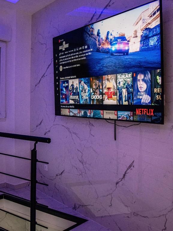 TV a/nebo společenská místnost v ubytování Suite KING Size SAUNA JACUZZI