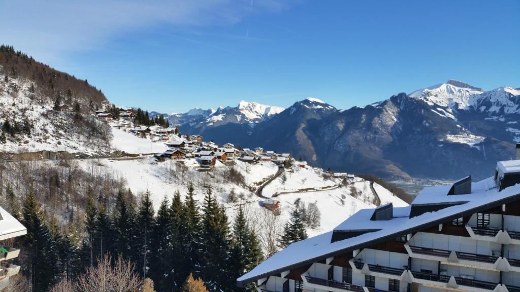 TorgonにあるAppartement À La Jorette-Torgonの雪に覆われた山々のあるスキー場の景色