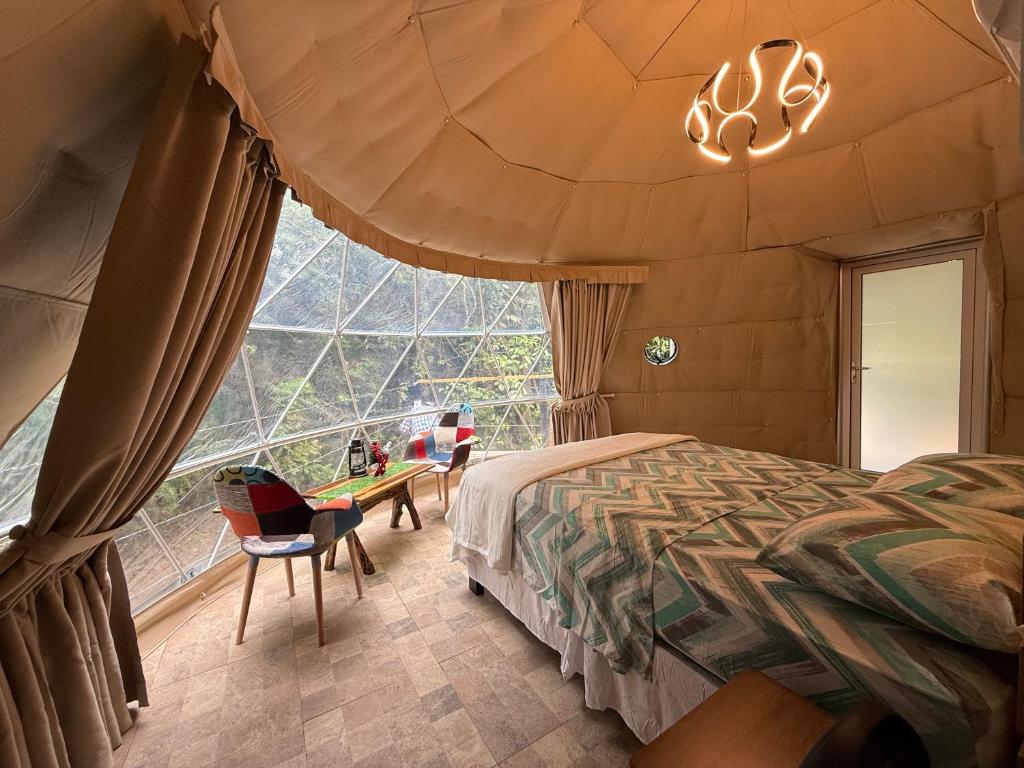 Postel nebo postele na pokoji v ubytování Aqeel Dome