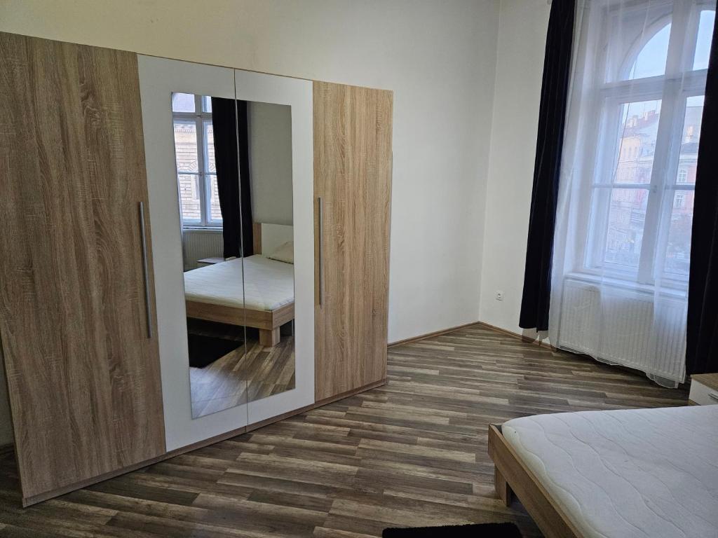 Postel nebo postele na pokoji v ubytování Designer Rooms Andrassy