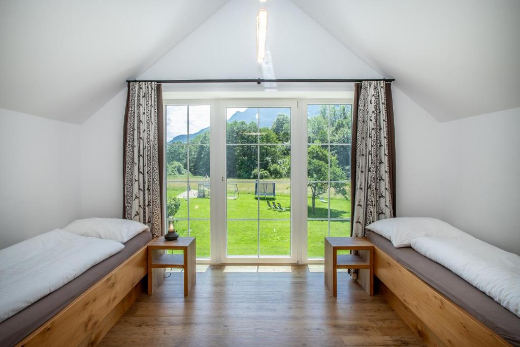 Postel nebo postele na pokoji v ubytování Naturresort FiSCHERGUT - Lodge Wolfgangthal