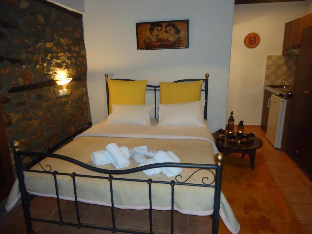 Postel nebo postele na pokoji v ubytování Traditional Guesthouse Archontoula