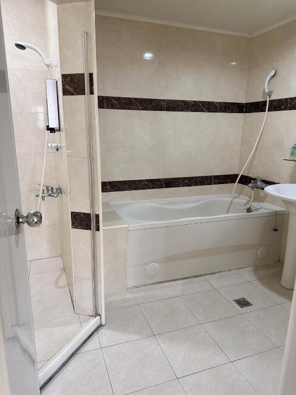 Royal Business Hotel (Self Check-in) - Luxe Viervoudige Kamer