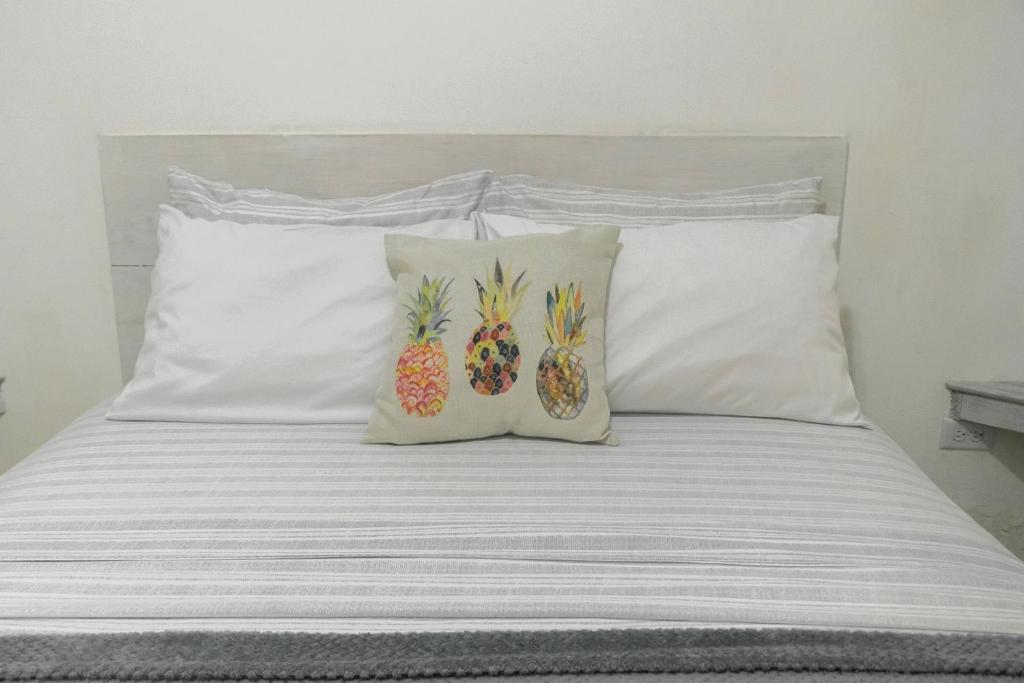 Voodi või voodid majutusasutuse Pineapple House toas