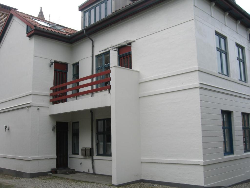 an exterior view of a white building at Viborg Byferie in Viborg