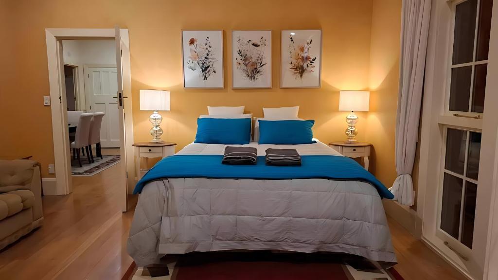 En eller flere senge i et værelse på Stream House, Self Contained Unit, Methven NZ