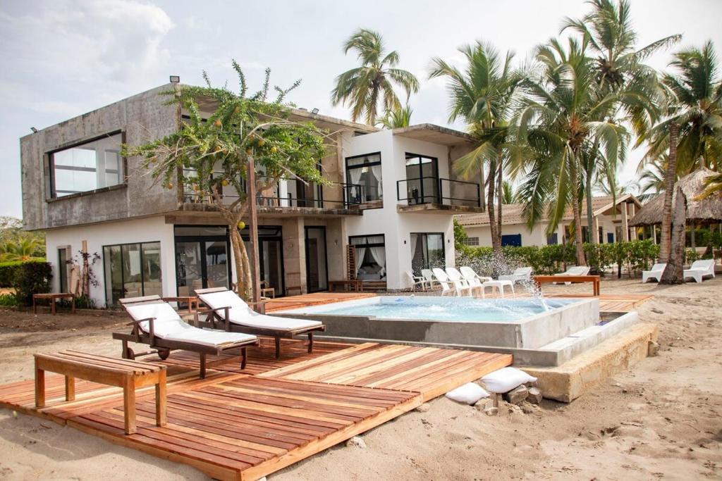 a house on the beach with a swimming pool at Taipan Casa de Playa in El Puertón