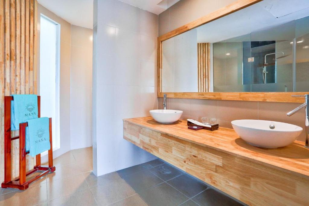 Phòng Deluxe Giường Đôi Có Ban Công Và Nhìn Ra Vườn