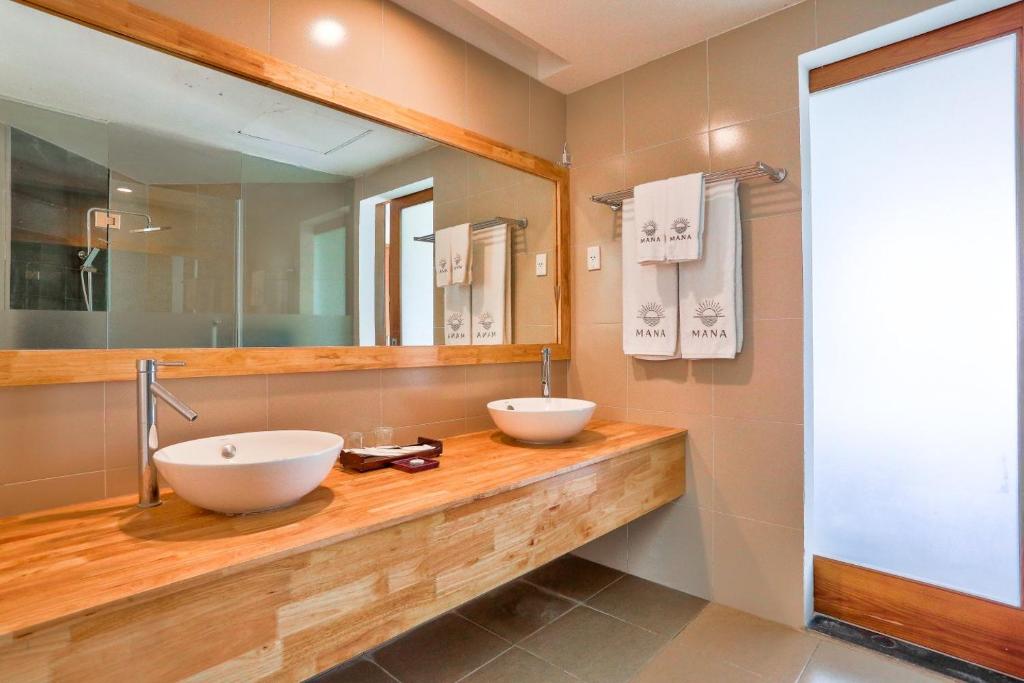 Phòng Deluxe Giường Đôi Có Ban Công Và Nhìn Ra Vườn