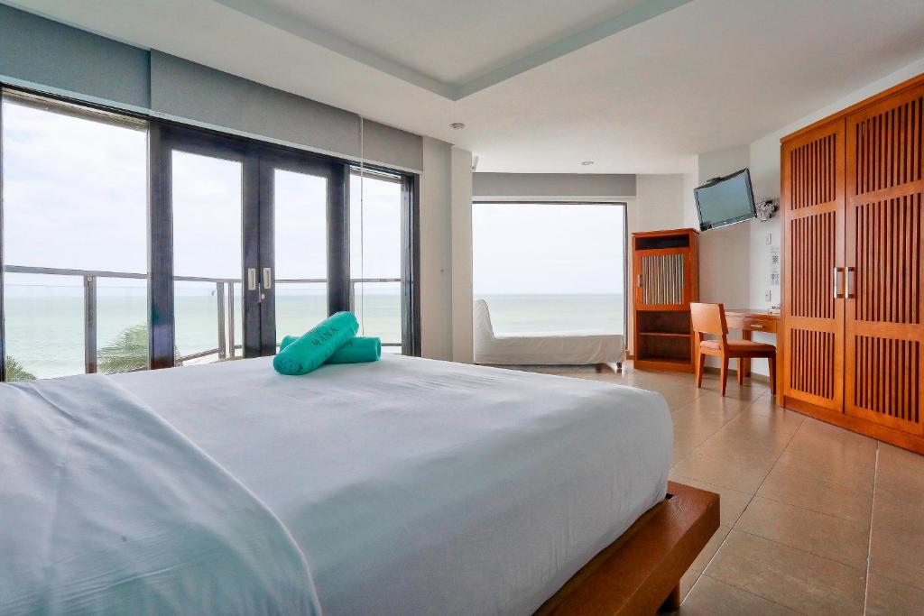 Suite Queen Room with Balcony Ocean View