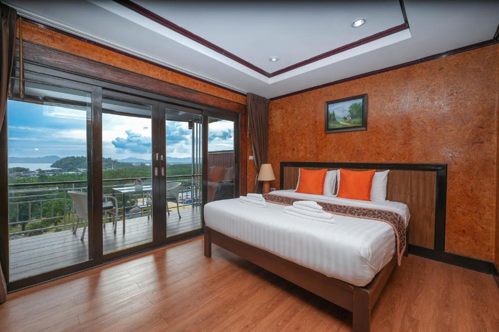 Postel nebo postele na pokoji v ubytování So View Phuket Resort