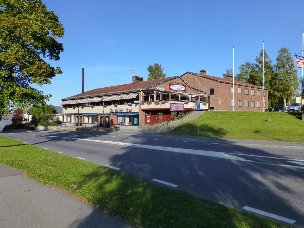 una strada vuota di fronte a un edificio di Värdshuset Stopet a Grängesberg