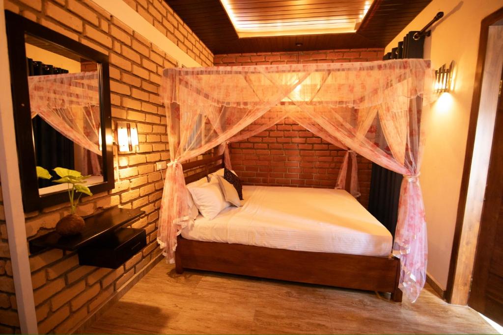 une chambre avec un lit avec moustiquaire dans l'établissement Rovenluck Eco Cabana, à Weligama
