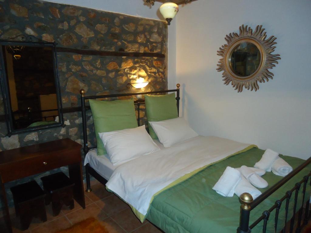 Postel nebo postele na pokoji v ubytování Traditional Guesthouse Archontoula