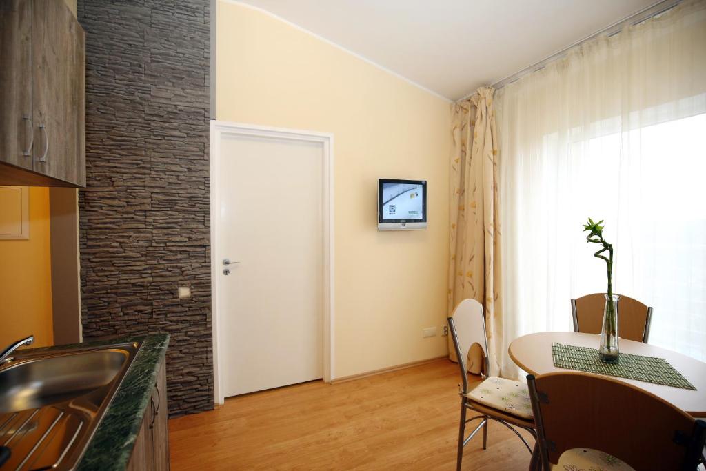 Kuchyň nebo kuchyňský kout v ubytování Apart Hotel Tomo FREE PARKING