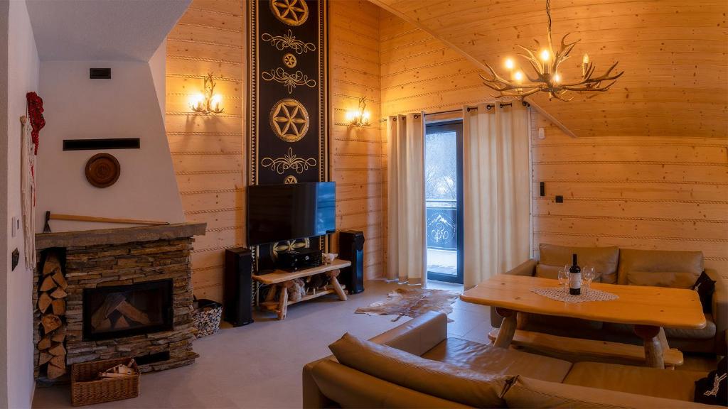a living room with a couch and a fireplace at Apartament Tatry&Pieniny in Szlachtowa