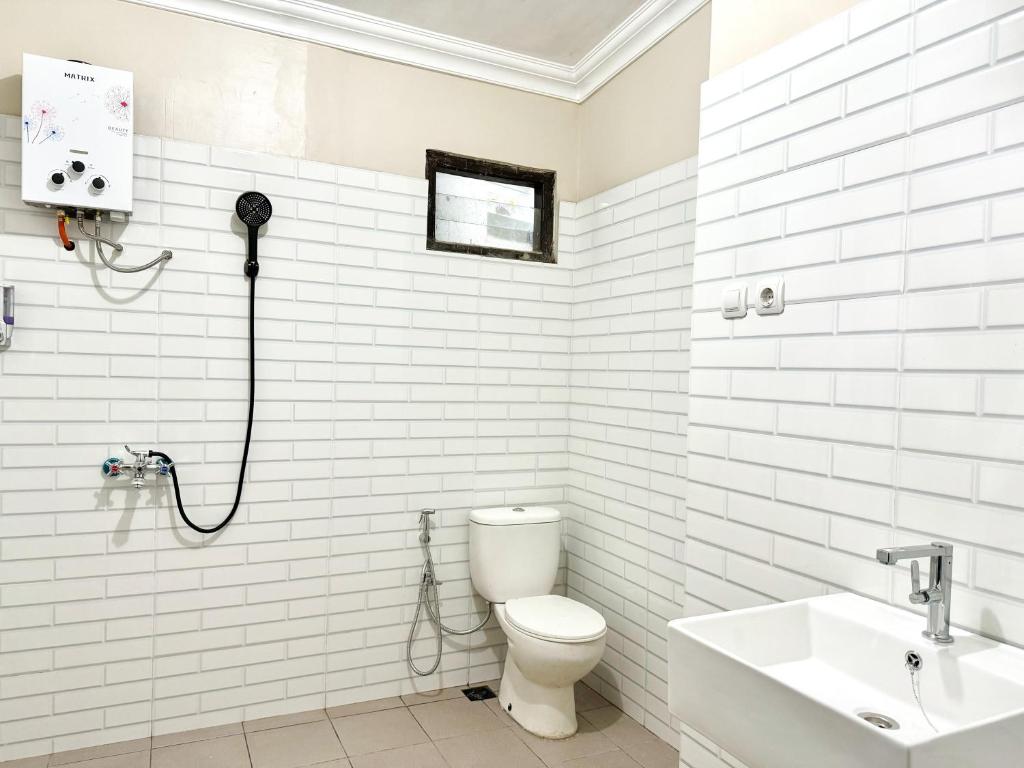 Koupelna v ubytování OWK Homestay Mitra RedDoorz Wonosobo