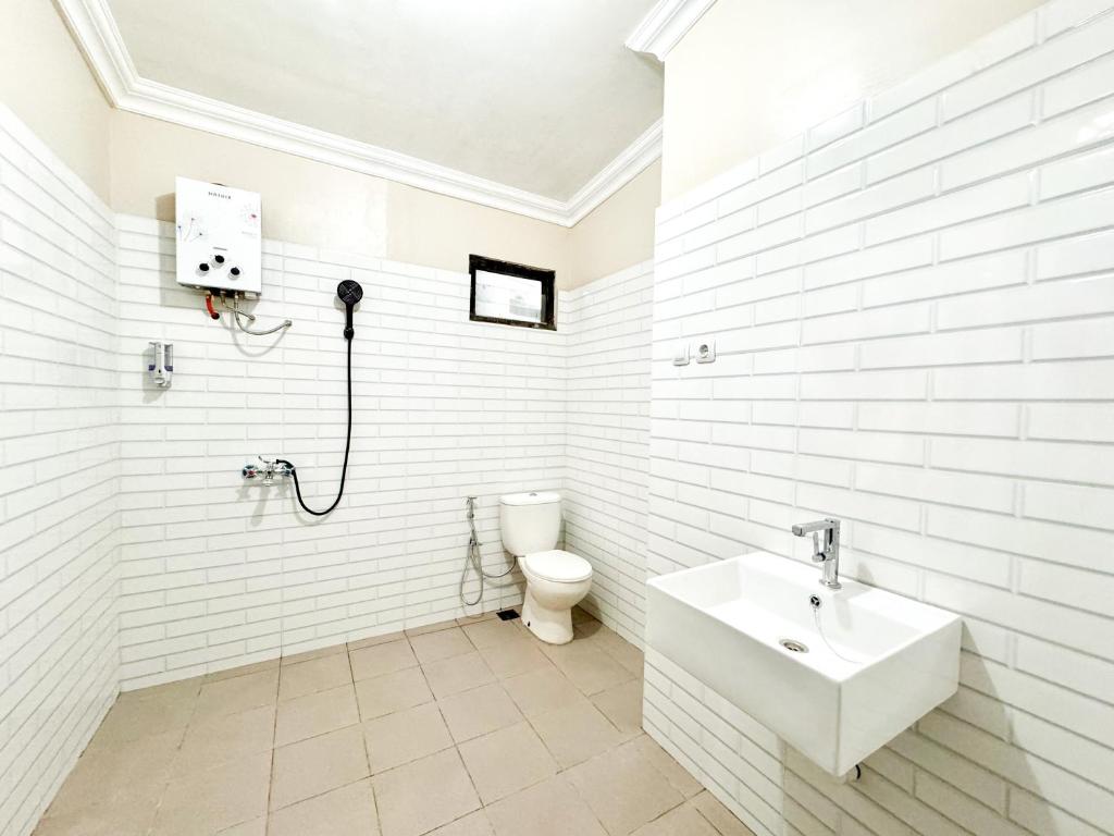 Koupelna v ubytování OWK Homestay Mitra RedDoorz Wonosobo